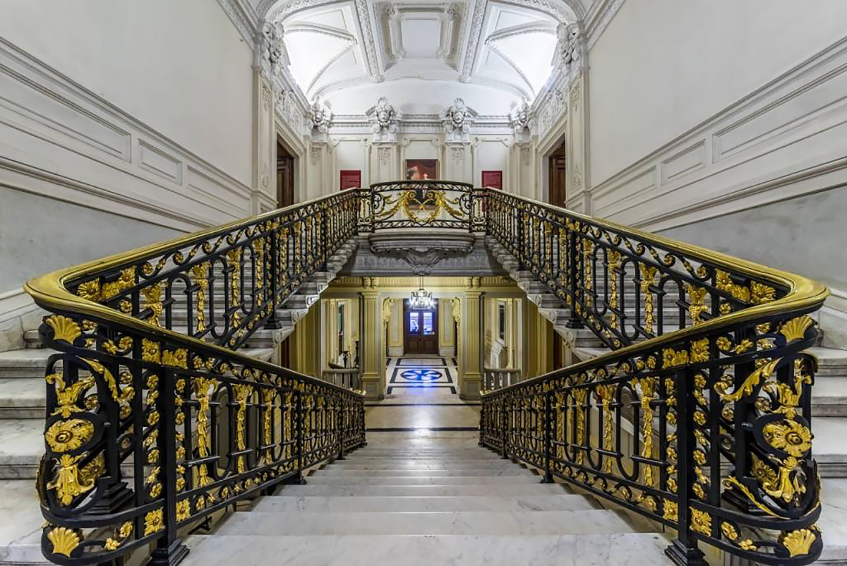 Парадная лестница особняка Румянцева в Санкт-Петербурге