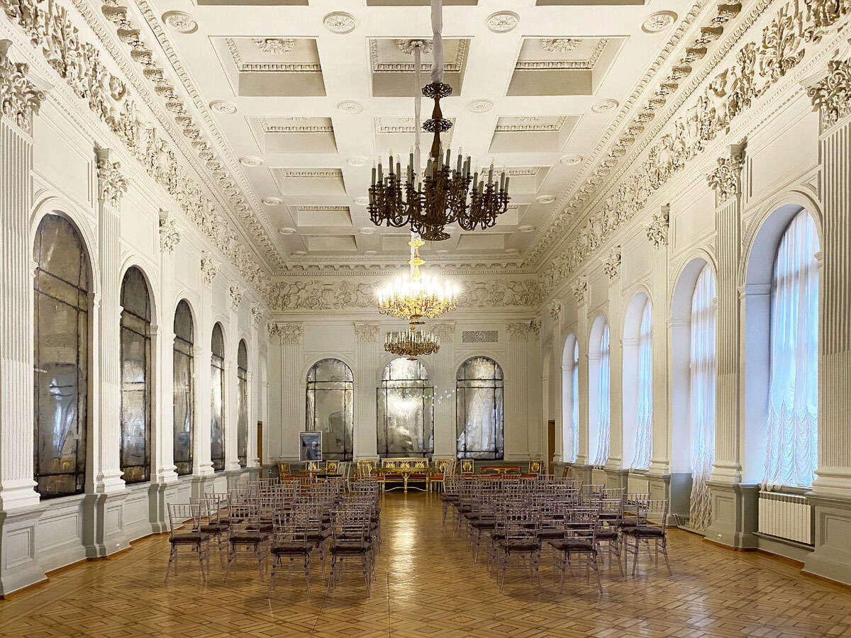 Большой белый зал особняка Румянцева в Санкт-Петербурге