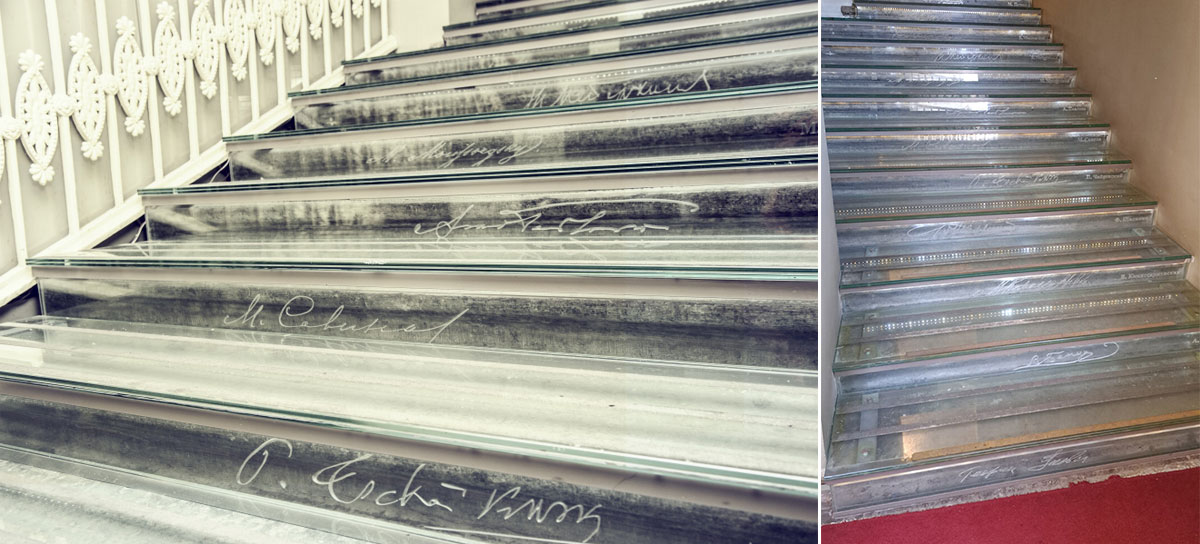 Лестница со стеклянными ступенями в Театральном музее в Санкт-Петербурге