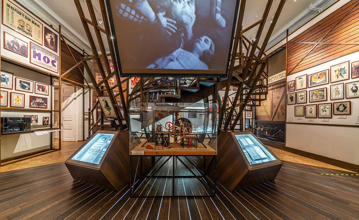 Экспозиция "Театр после революции 1917 года" музея театрального и музыкального искусства в Санкт-Петербурге