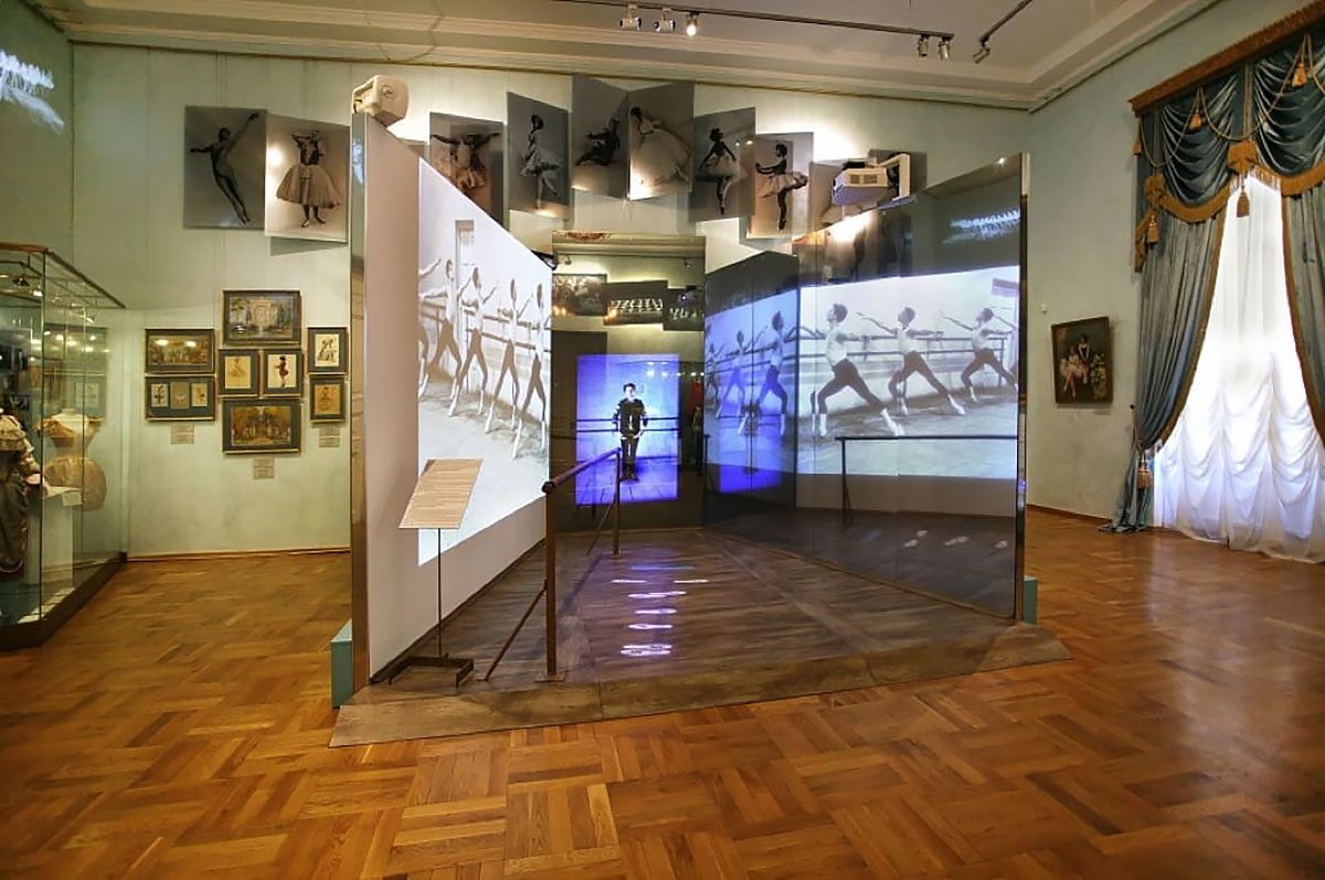 Экспозиция "Русский балетный театр" Театрального музея в Санкт-Петербурге