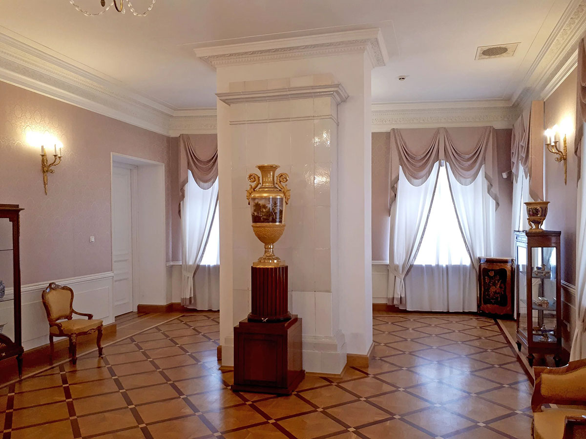 Экспозиция «В белом глянце фарфора» в Западном корпусе в музея-усадьбы Г. Р. Державина