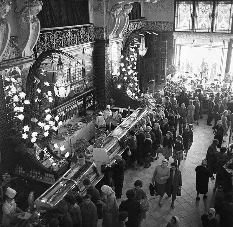 В Елисеевском гастрономе в Санкт-Петербурге, 1966 год