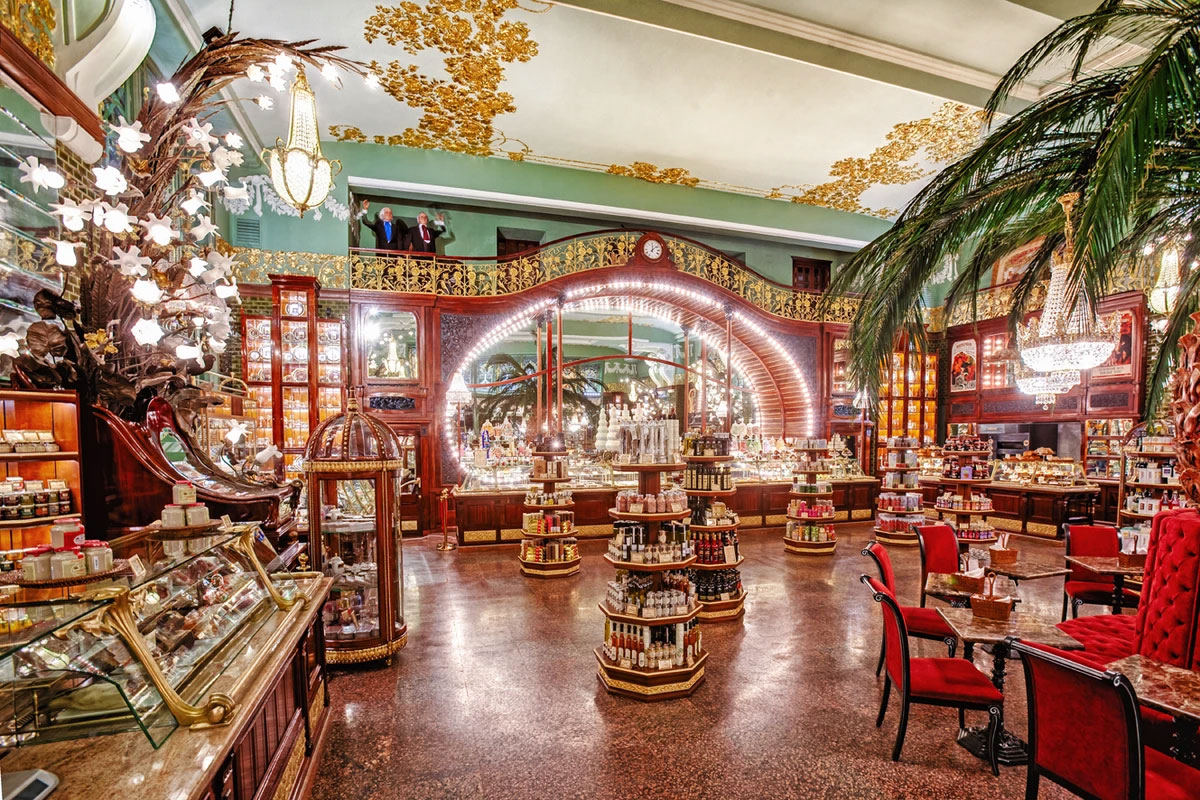 Внутри магазина купцов Елисеевых в Санкт-Петербурге