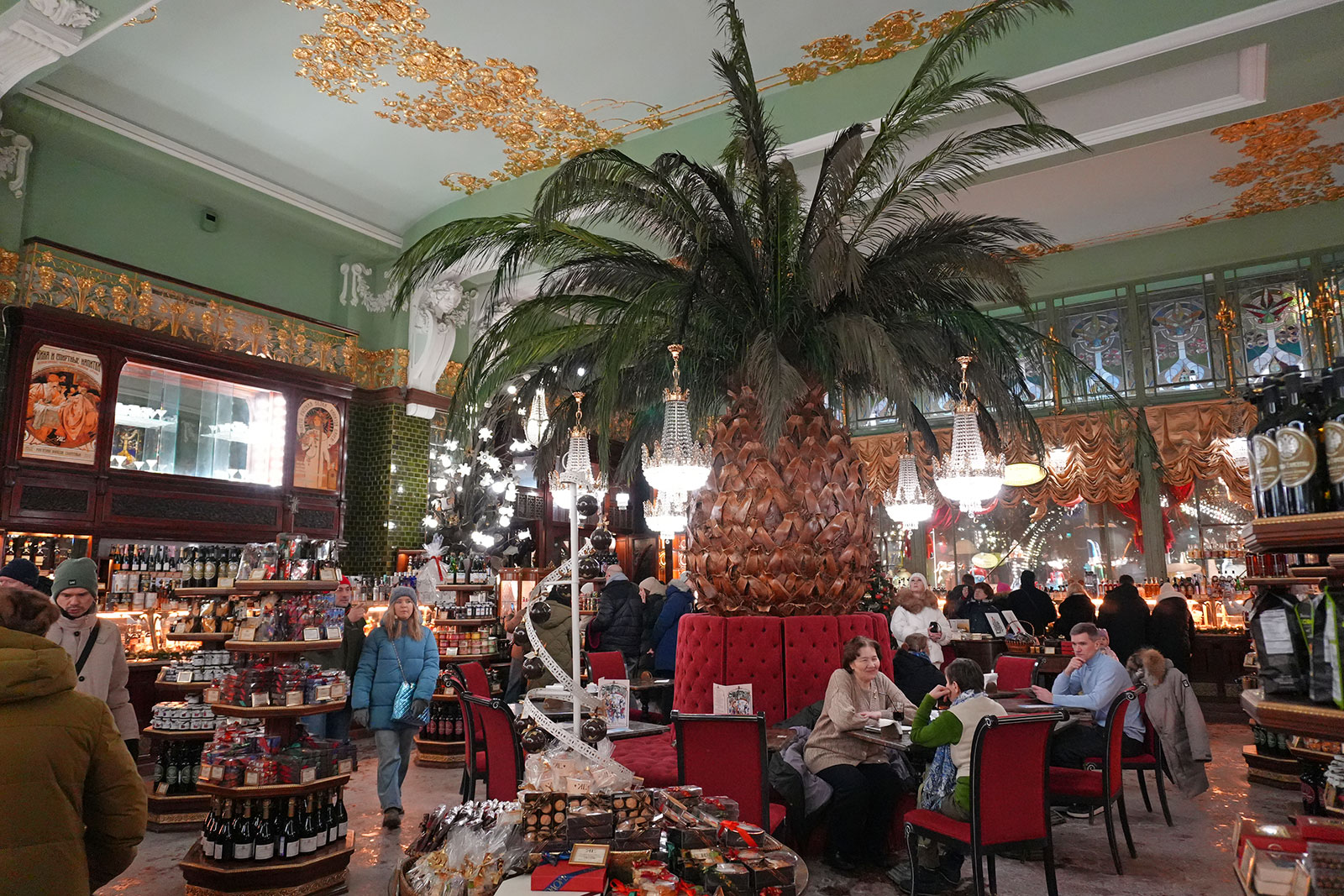 Внутри магазина купцов Елисеевых в Санкт-Петербурге