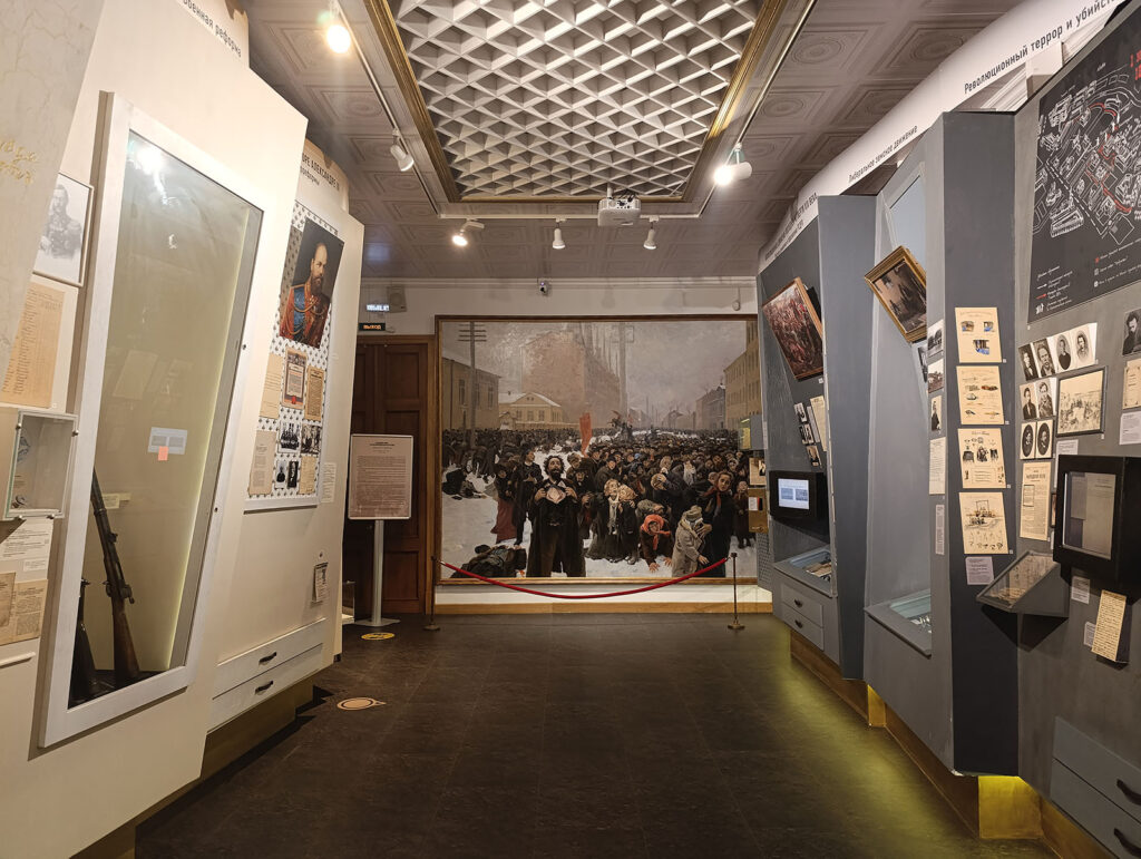 Экспозиция музея политической истории России в особняке Кшесинской в Санкт-Петербурге