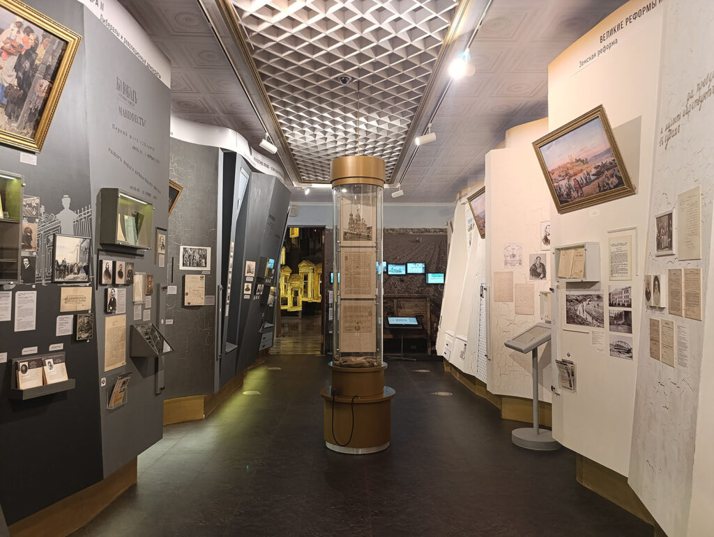 Экспозиция музея политической истории России в особняке Кшесинской в Санкт-Петербурге