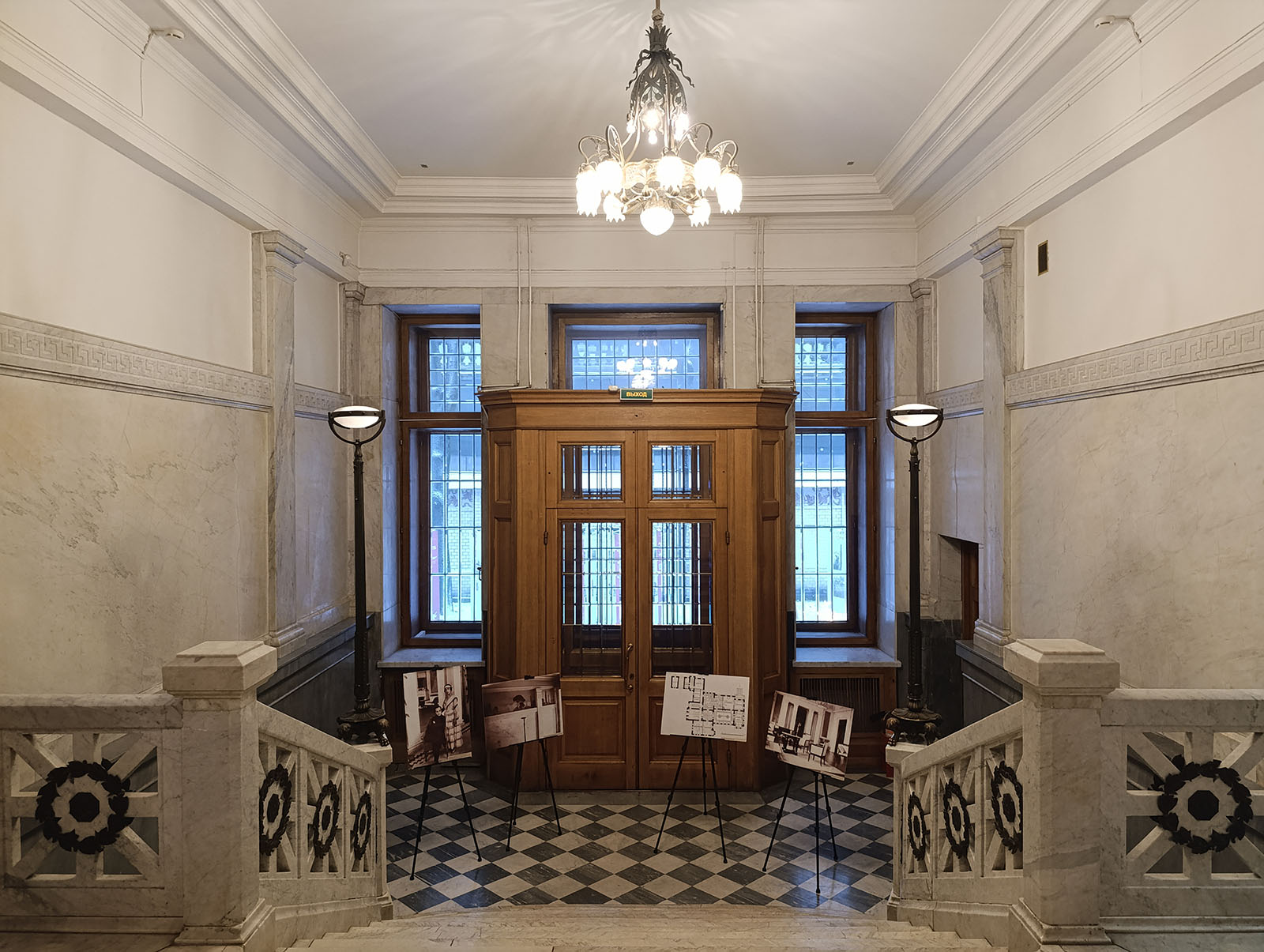 Тамбур, холл, входная мраморная лестница особняка Кшесинской в Санкт-Петербурге
