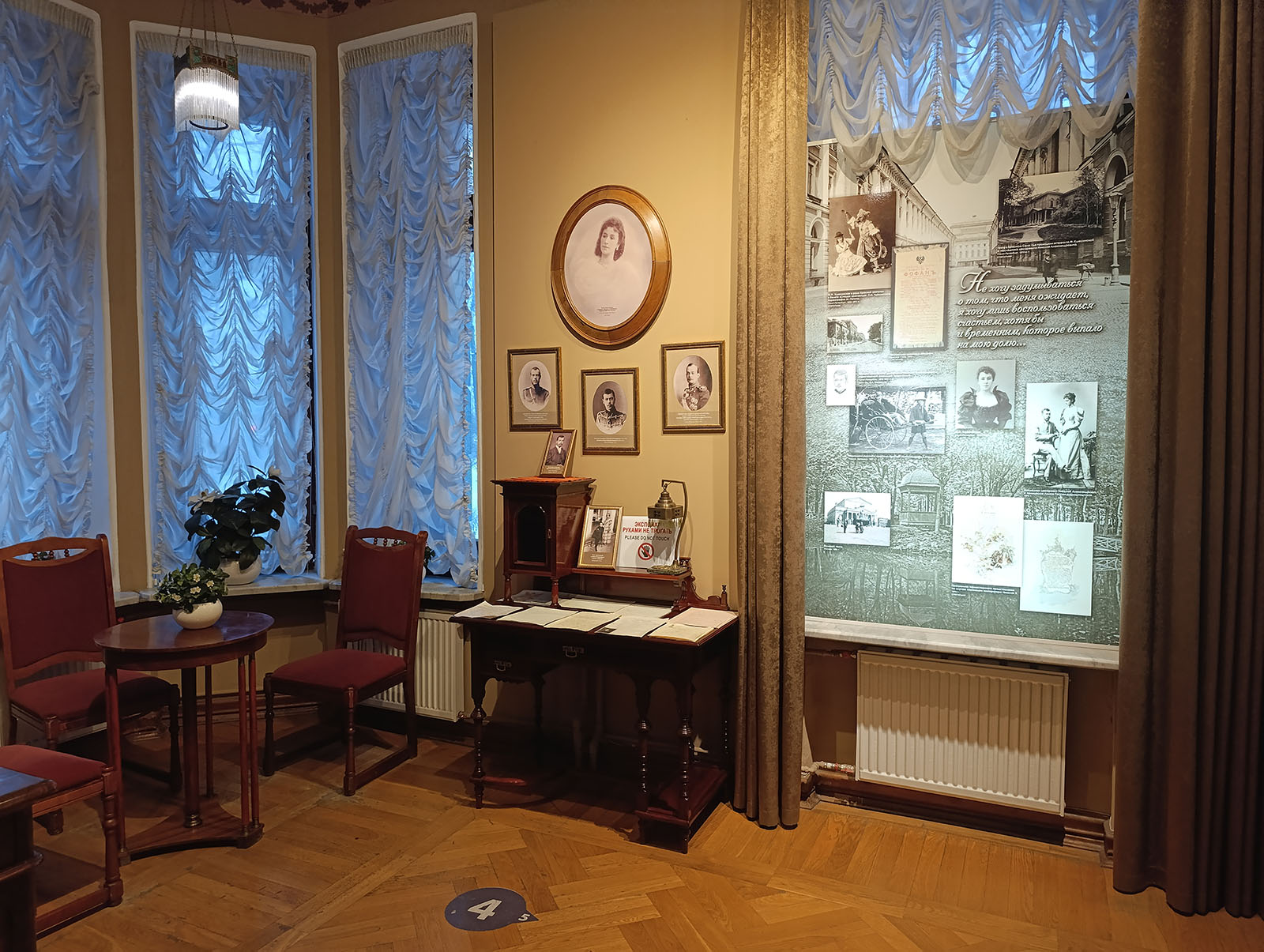Зал с экспозицией посвященной балерине в особняке Кшесинской в Санкт-Петербурге