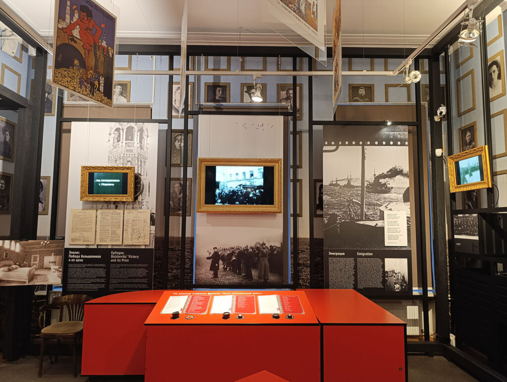 Экспозиция музея политической истории России в особняке Кшесинской в Санкт-Петербурге