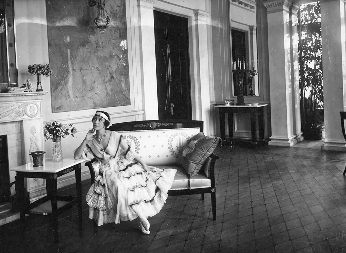 Матильда Кшесинская в Белом зале своего особняка в Санкт-Петербурге