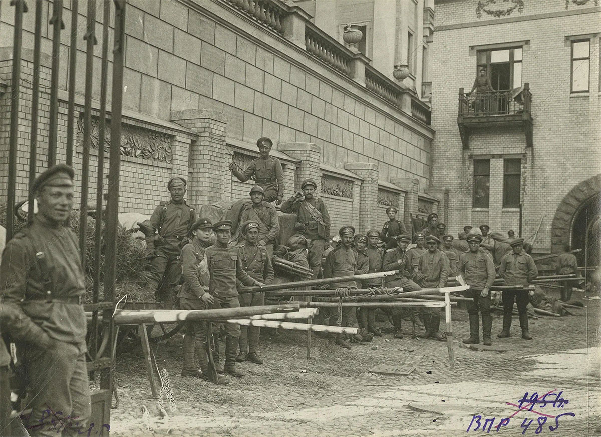 Обоз 1-го Самокатного батальона в особняке Кшесинской, 1917 год
