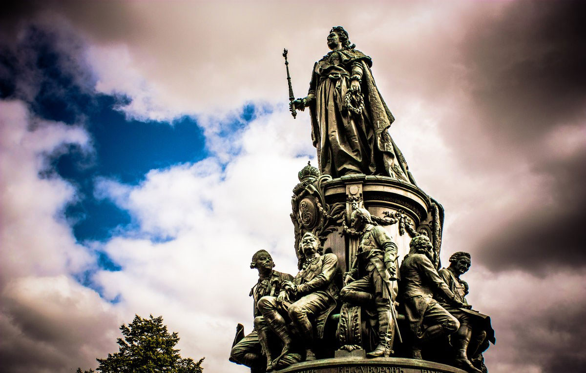 Памятник Екатерине II на площади Островского в Санкт-Петербурге