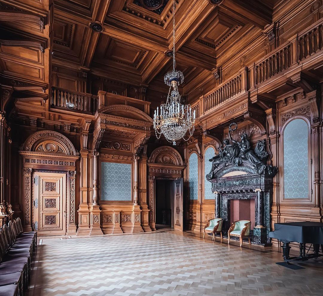 Большая библиотека (Дубовый зал) Дома архитектора (особняк Половцова) в Санкт-Петербурге