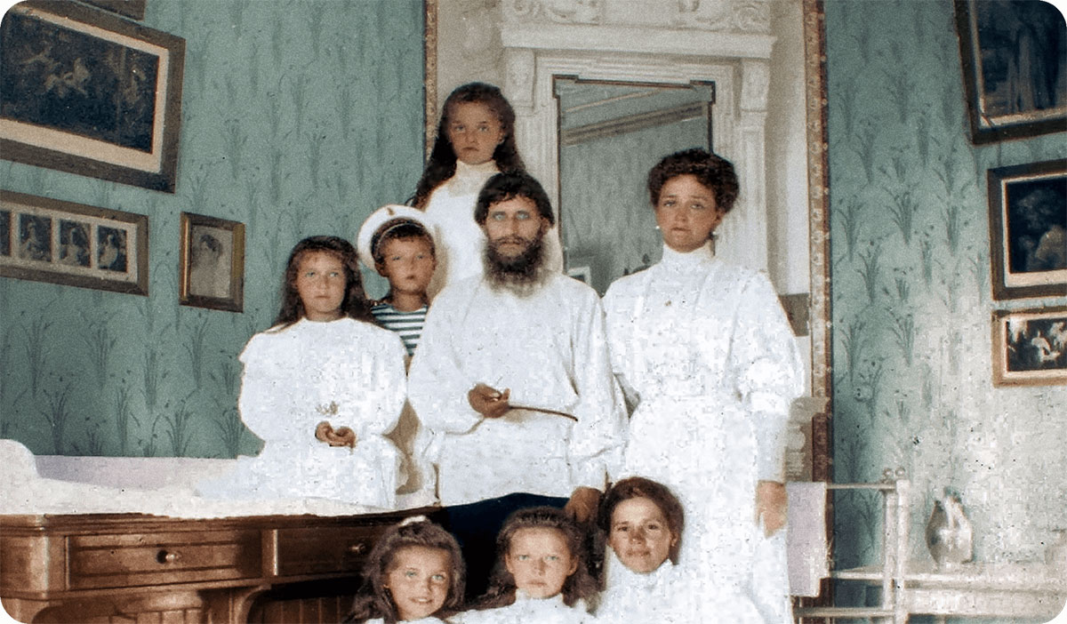 Распутин с Александрой Фёдоровной, пятью ее детьми и гувернанткой. 1908 год, Царское село 