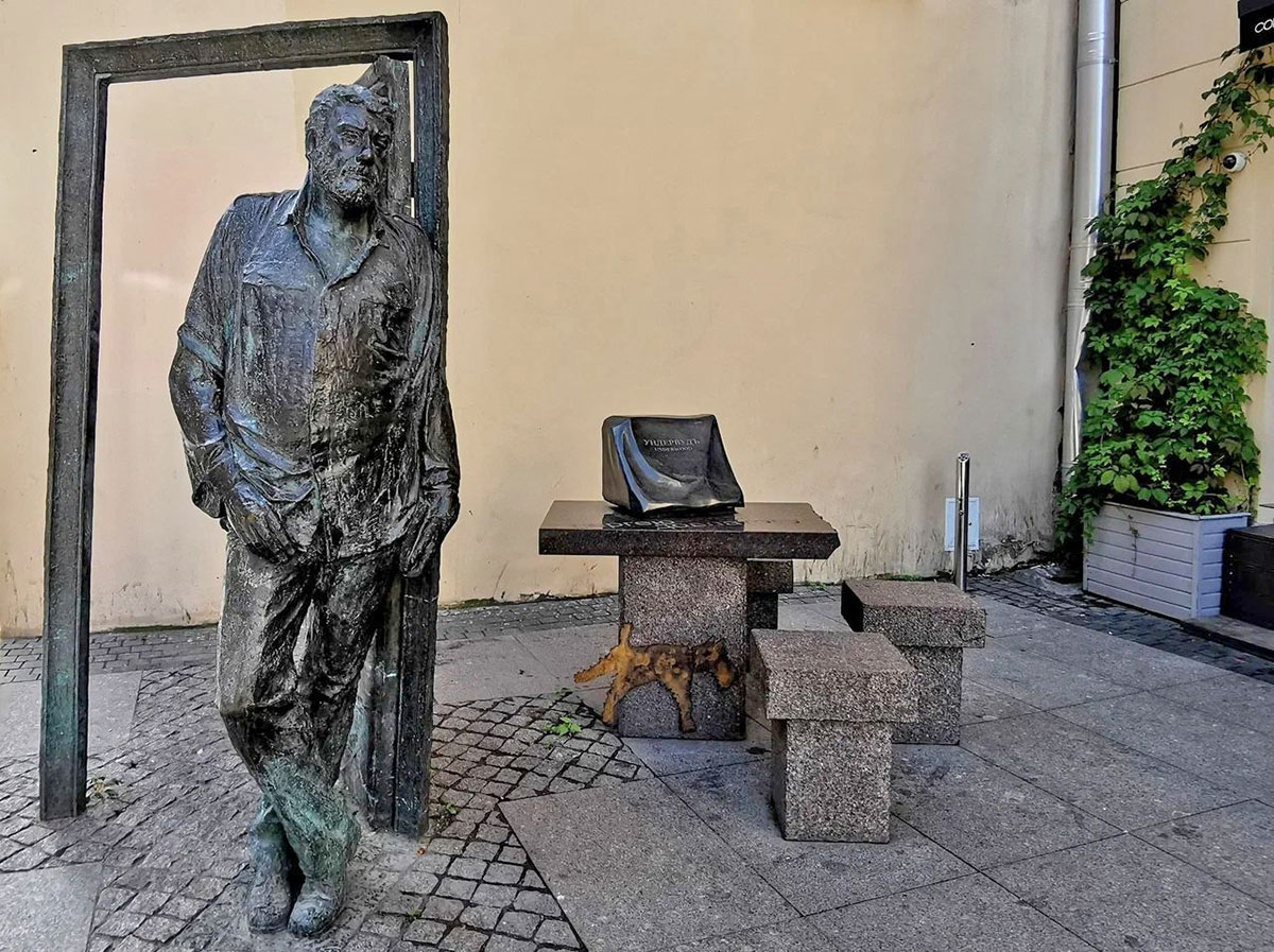 Памятник Довлатову в Санкт-Петербурге рядом с домом на Рубинштейна, 23