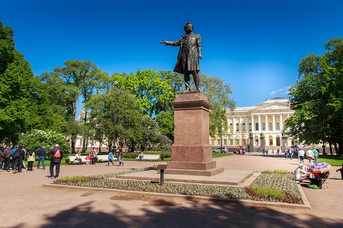Памятник Пушкину в Петербурге на площади Искусств
