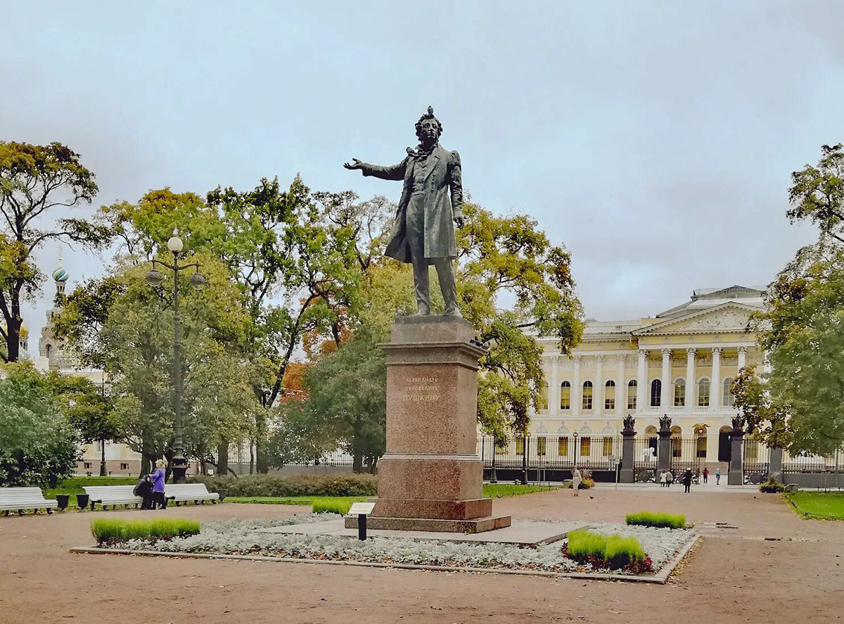 Памятник Пушкину на площади Искусств