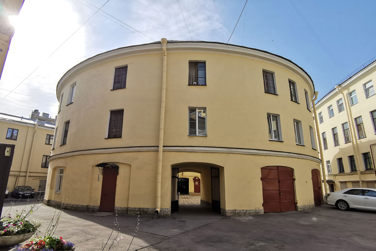 Дом-кольцо Петровых в Санкт-Петербурге