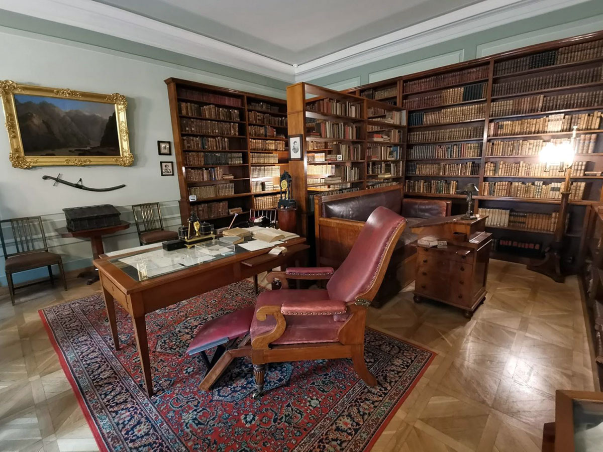 Кабинет Пушкина в мемориальной музей-квартире на набережной Мойке в Санкт-Петербурге