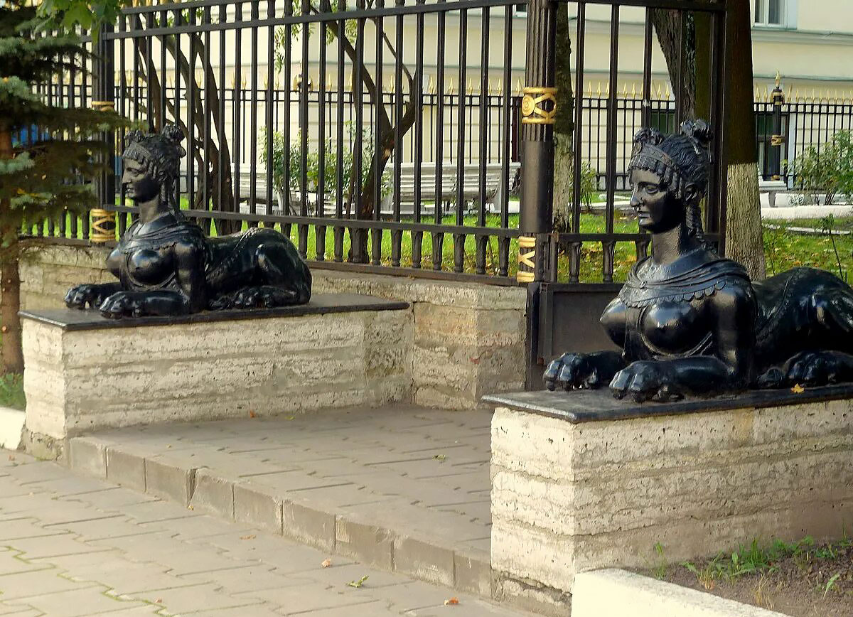 Сфинксы во дворе Горного института в Санкт-Петербурге