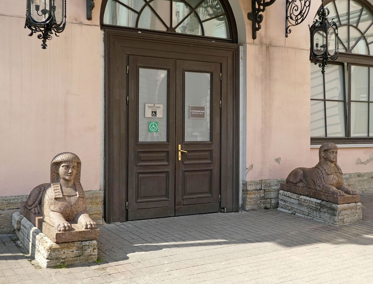 Сфинксы во дворе Строгановского дворца