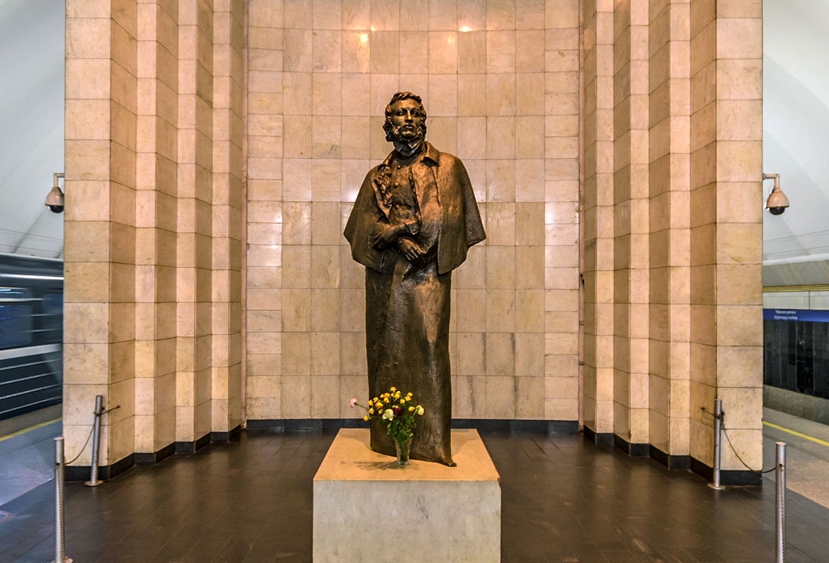 Памятник Пушкину на станции метро «Чёрная речка»