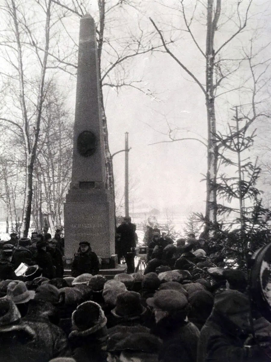 Открытие памятника на предполагаемом месте дуэли Пушкина в дни всенародного празднования 100-летия со дня смерти поэта, 8 февраля 1937 г.