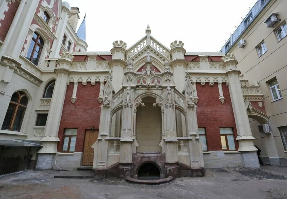 Готический павильон во дворе особняка Кельха