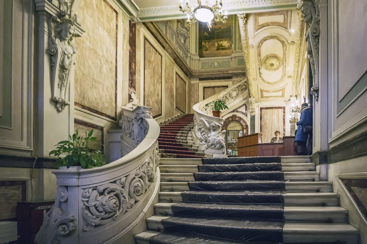 Парадной лестница особняка Кельха в Санкт-Петербурге