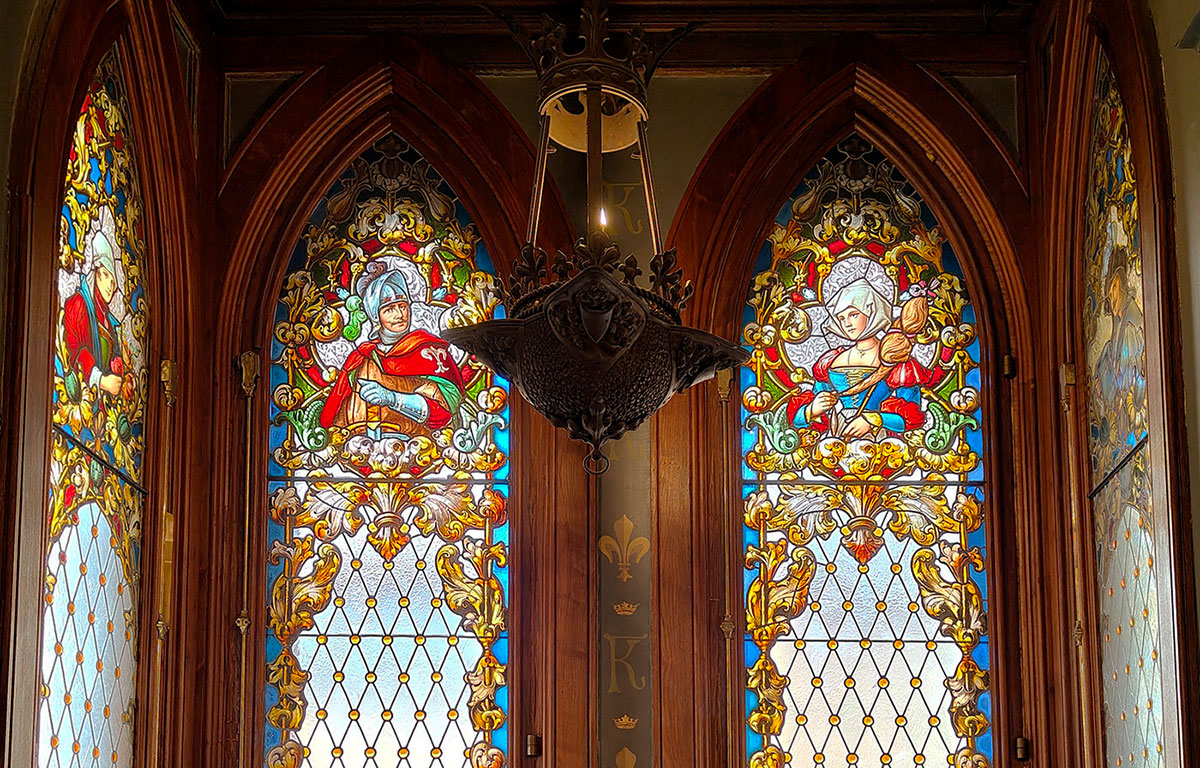 Витражи в Готической столовой особняка Кельха в Санкт-Петербурге