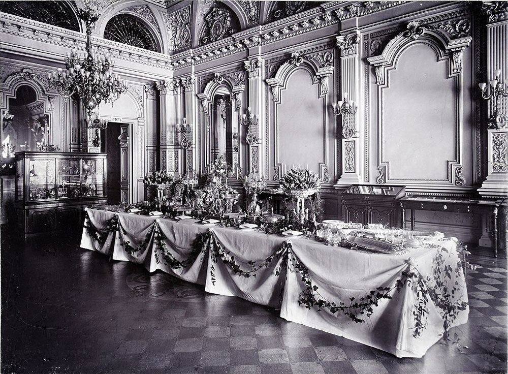 Столовый сервис семейства Кельхов, на выставке в 1902 году в доме фон Дервиза