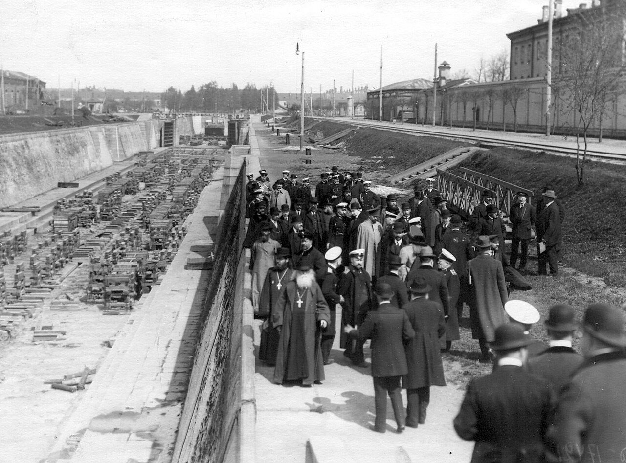 Группа депутатов Четвертой Государственной думы в доке Петра Великого, 5 мая 1913 года