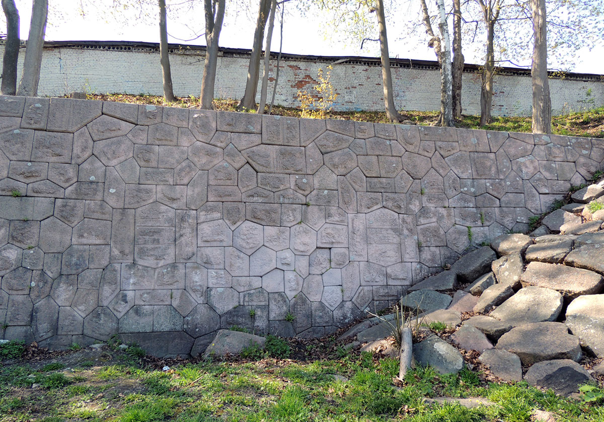 Полигональная кладка стен Петровского дока