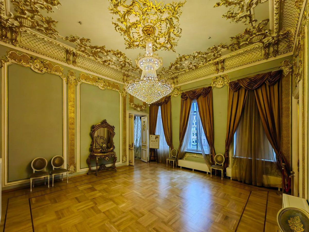 Зеленый зал особняка Серебрякова в Санкт-Петербурге
