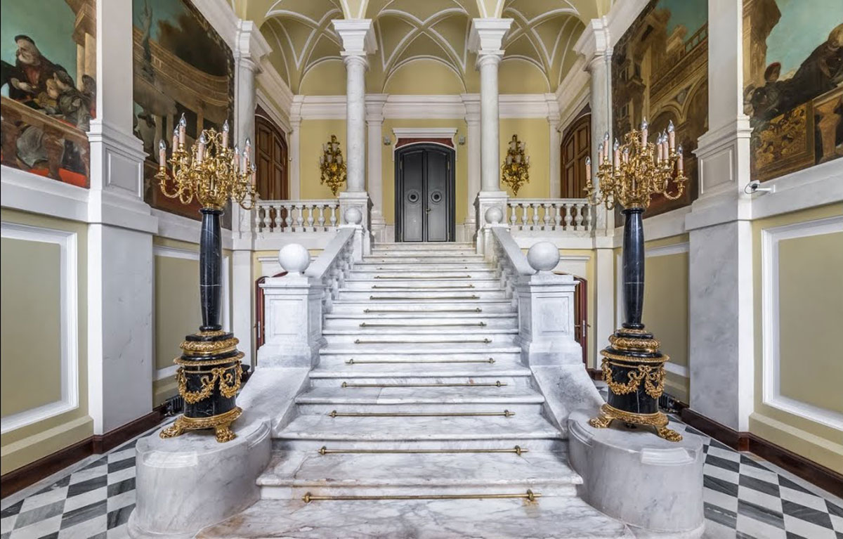 Парадный вестибюль в особняк Трубецких-Нарышкиных в Санкт-Петербурге