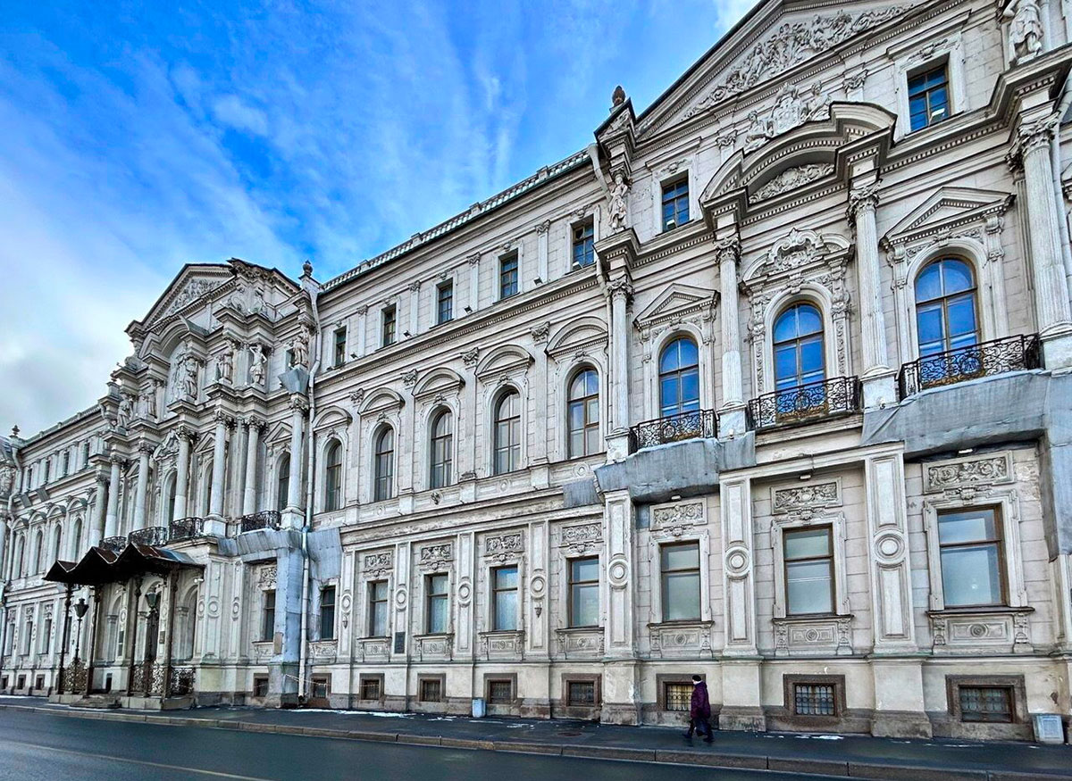 Главный фасад Ново-Михайловского дворца в Санкт-Петербурге